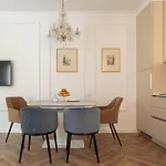 M&d Ultra Lux, Rynok Square Apartment *