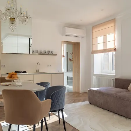 M&d Ultra Lux, Rynok Square * Lviv